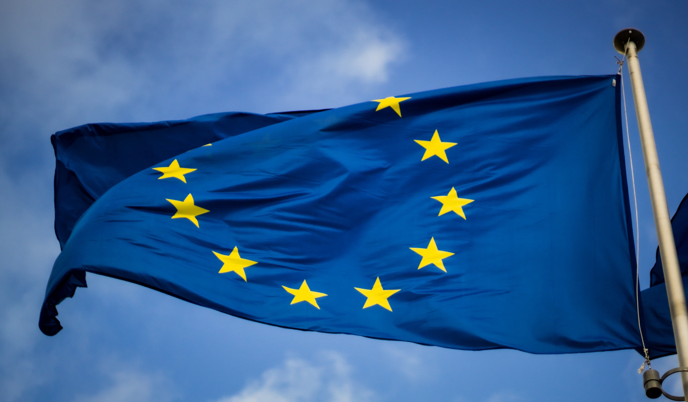 Флаг Евросоюза у здания Европейского парламента в Брюсселе
