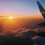 Самолёт в облаках в золотой час